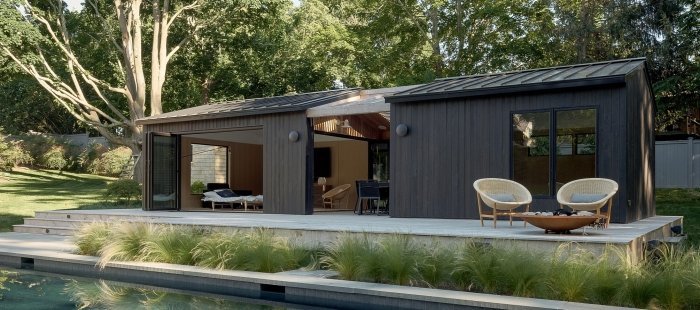 Přízemní dřevěný domek nabízí relaxaci u bazénu