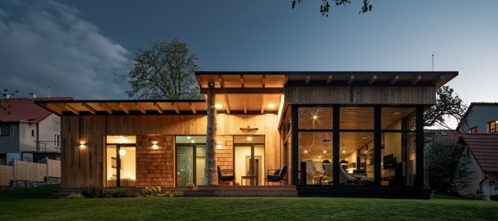 Dům se sloupy z douglasky – luxusní stavba s překvapivou kombinací dřeva