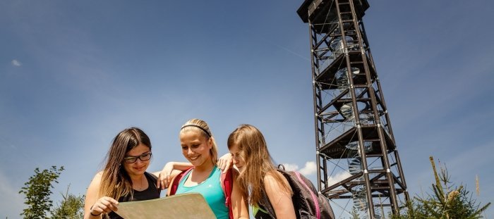 Na dřevěné rozhledně Babka potkáte ještě jinou babku, také celou ze dřeva