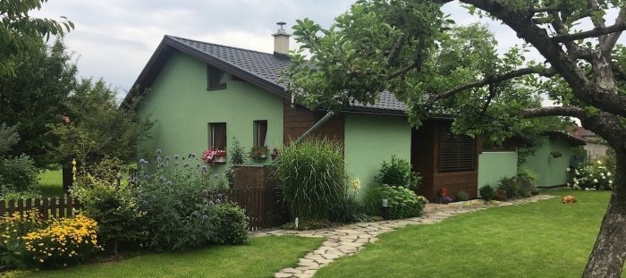 Ze starého návěsu postavil svépomocí dům