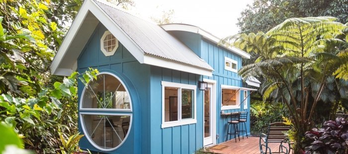 Hravý modrý domek si postavili sourozenci uprostřed přírody