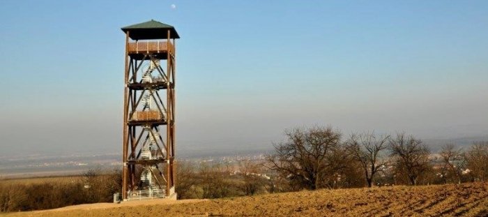 Nenápadné slovácké městečko ukrývá novou dřevěnou rozhlednu a tisíce let starý archeologický poklad
