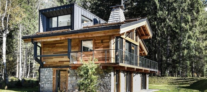 Alpská chata z kamene, vyhřívá ji geotermální energie