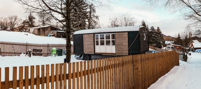 Ze staré maringotky vykouzlil útulné bydlení