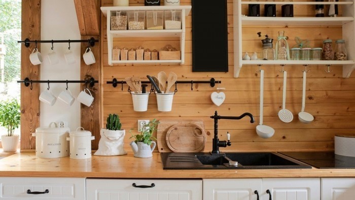 bílá kuchyně se dřevem inspirace