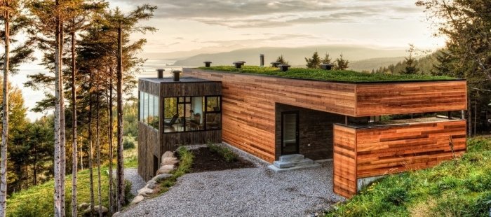 Nádherný dřevěný dům s travnatou střechou dokonale ladí s okolní krajinou