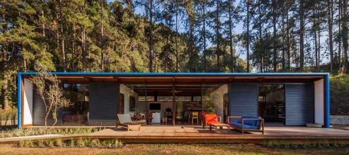 Modulární dům ze dřeva s modrou fasádou