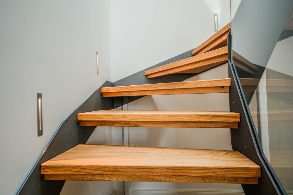 moderní schodiště točité, zavěšené a vetknuté