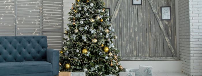 Vánočním strom v barvách roku 2021