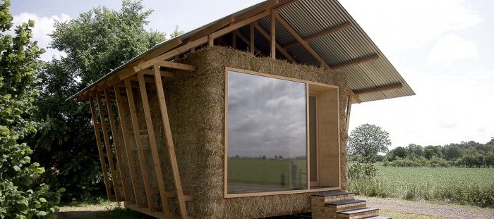 Nízkonákladový a ekologický dům postavený ze slámy a dřeva