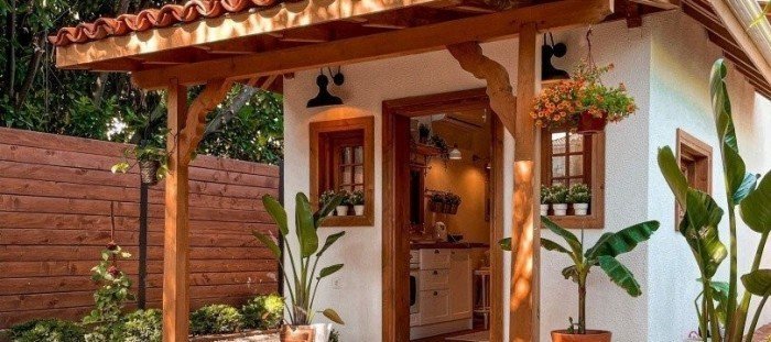Tiny house s kuchyní ve venkovském stylu