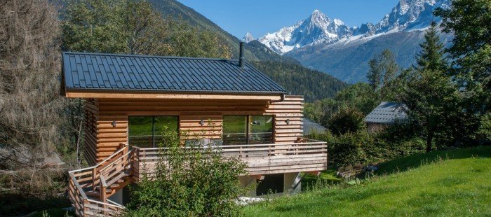 Neobvyklá chata připomínající Rubikovu kostku nabízí fascinující výhledy na vrcholky Alp
