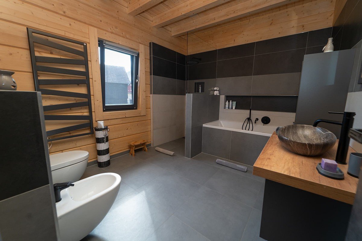 koupelna šedá dřevo