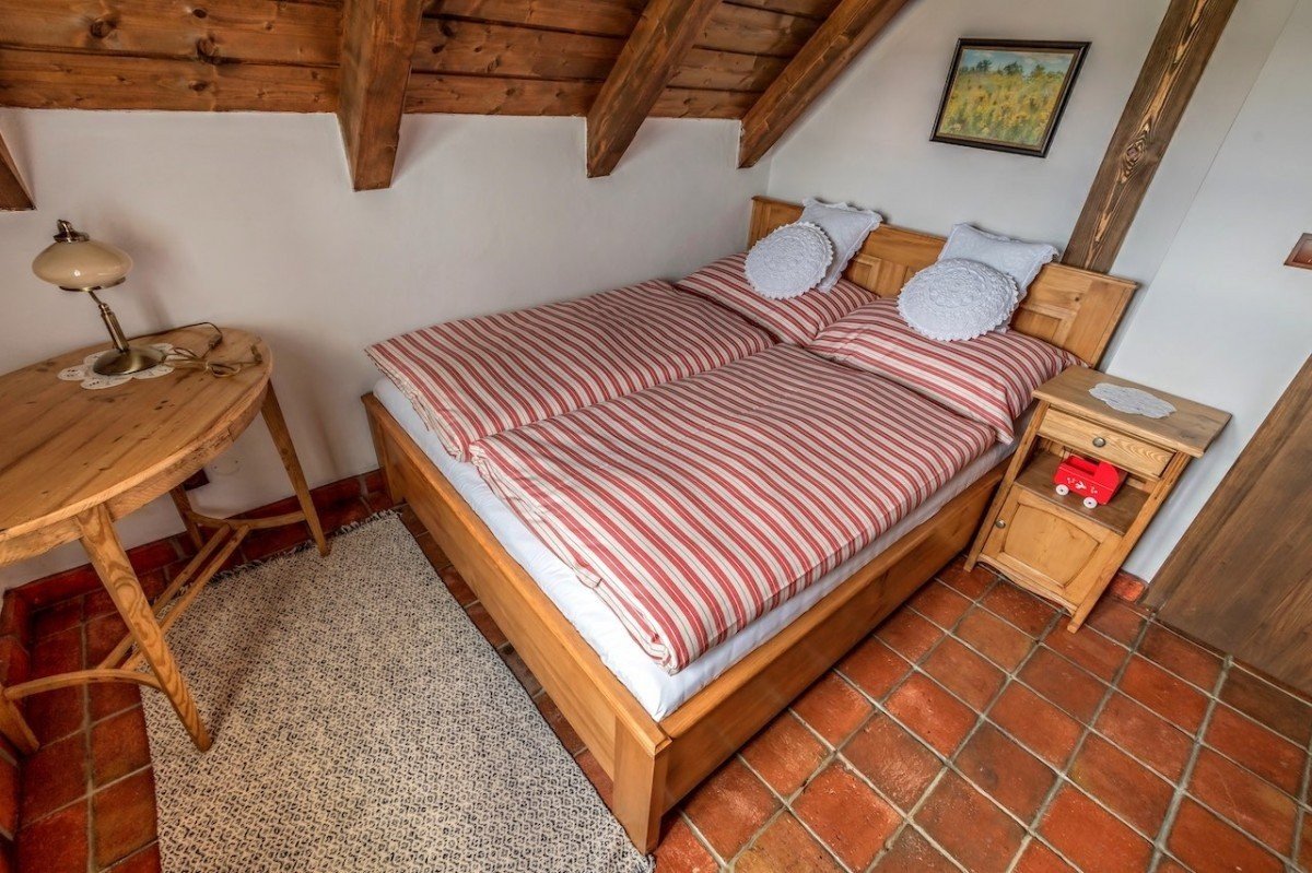 chalupářský styl ložnice
