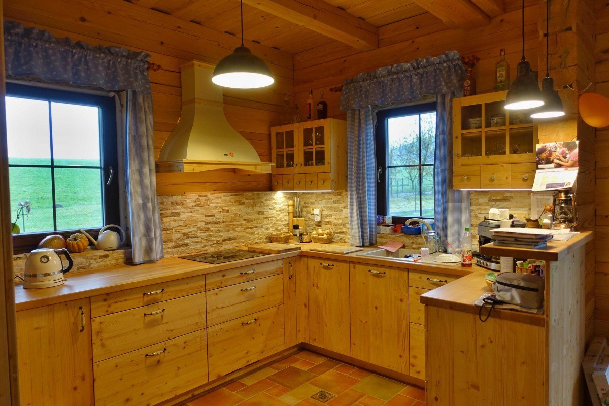 Dřevěná chalupářská kuchyně