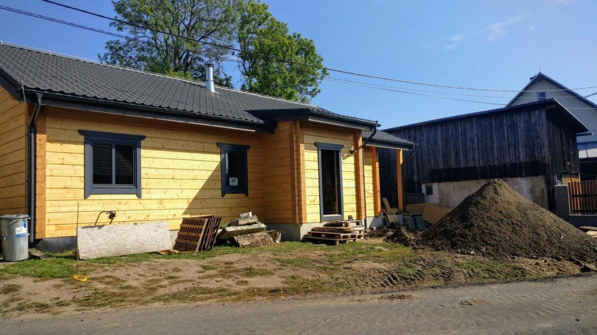 Stavba vesnické roubenky