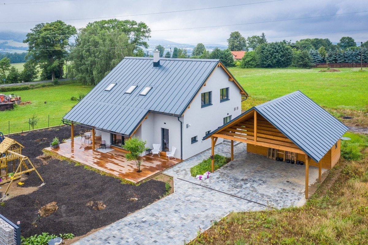 Garážové stání u domu se sedlovou střechou