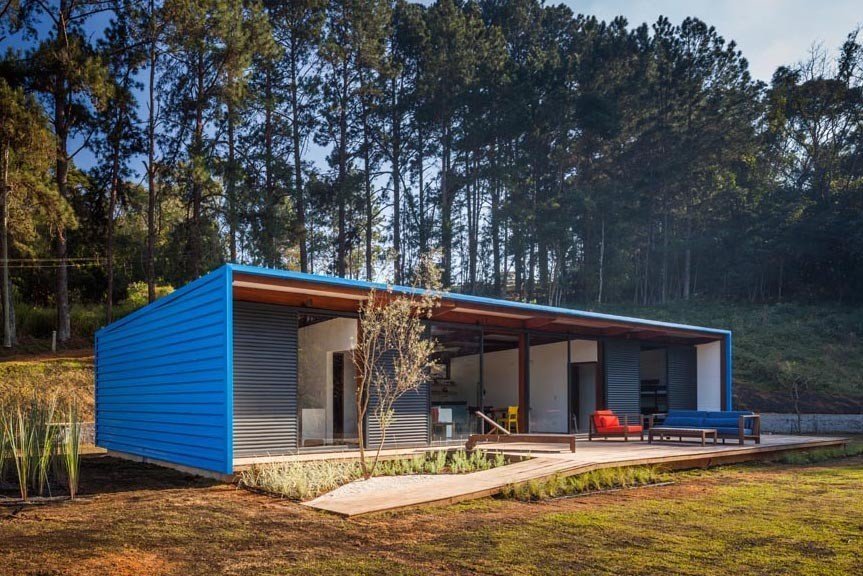 Kontejnerový dům s modrou fasádou