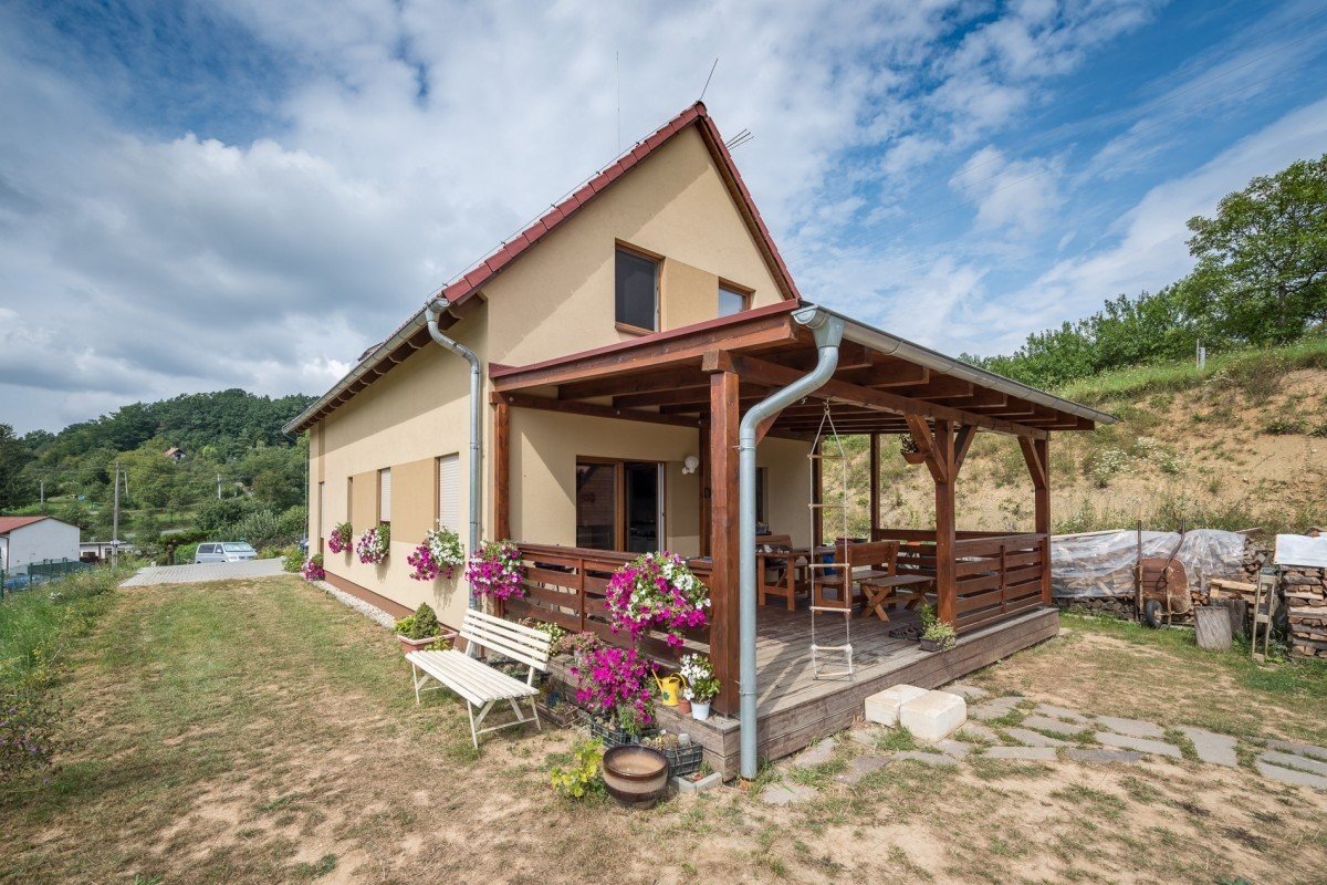 tradiční dřevěná pergola
