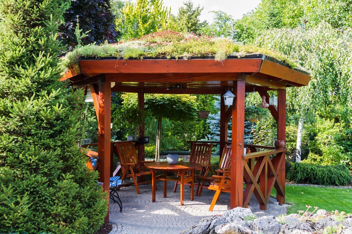 zahradní pergola se zelenou střechou