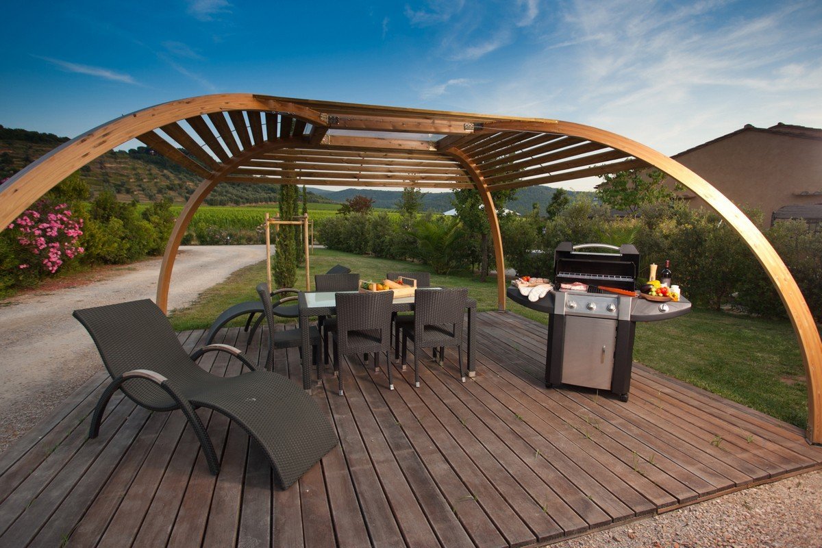 volně stojící dřevěná pergola