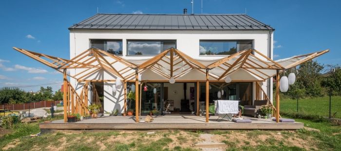 dřevěná pergola u domu