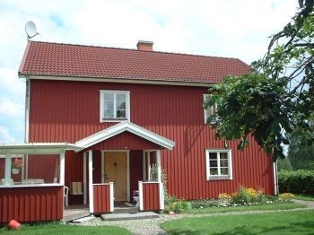 Dům s červenou dřevěnou fasádou