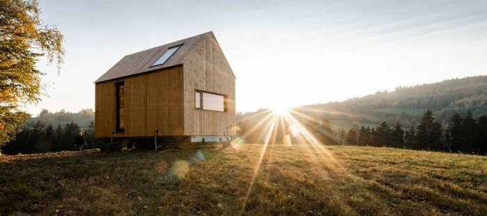 Výhled z překrásného tiny housu na Vysočině dostane i vás, podívejte se na moderně zařízený interiér