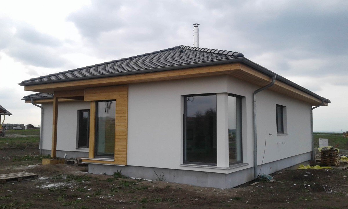 Bungalov 4+kk do L s bazénem a garážovým stáním
