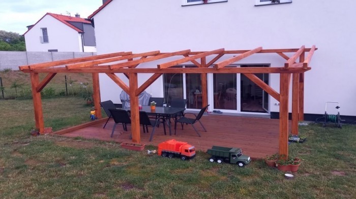 dřevěná pergola u domu inspirace