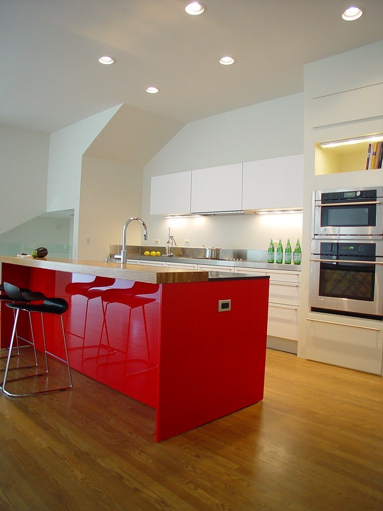 bílá kuchyně s červeným ostrůvkem 
