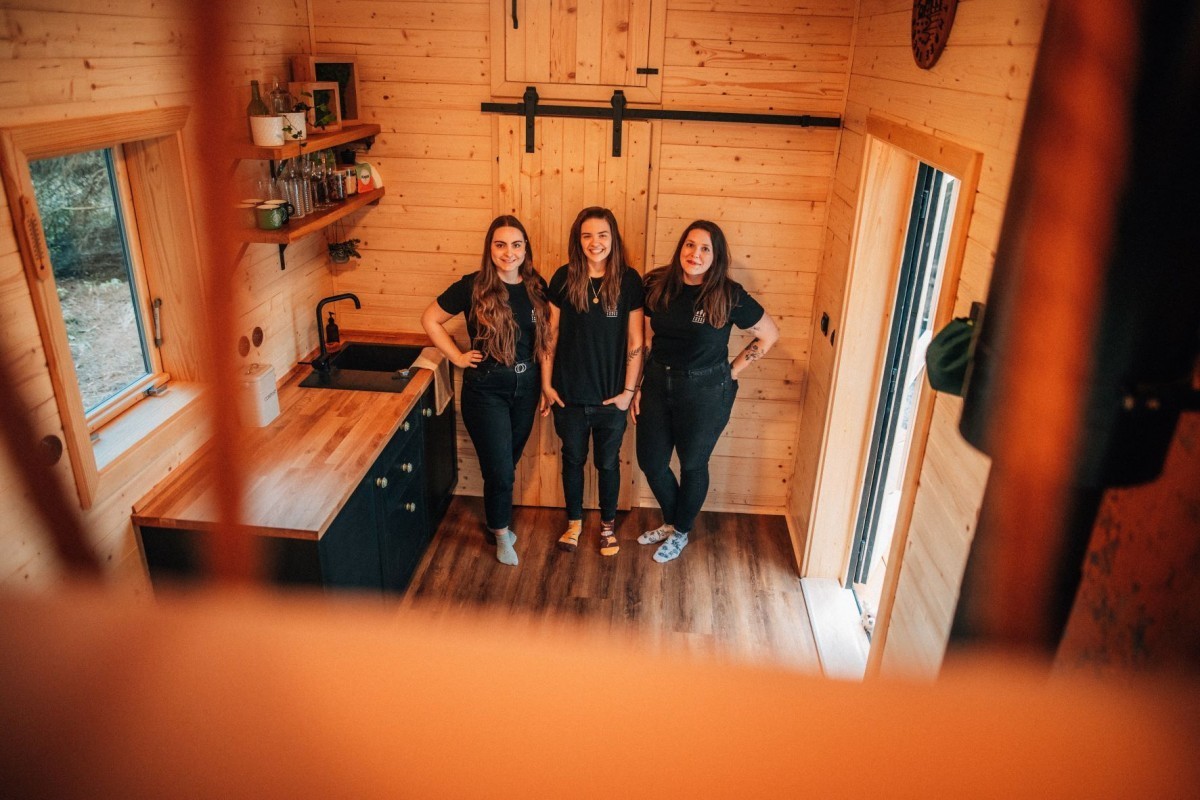 tři ženy postavily tiny house svépomocí
