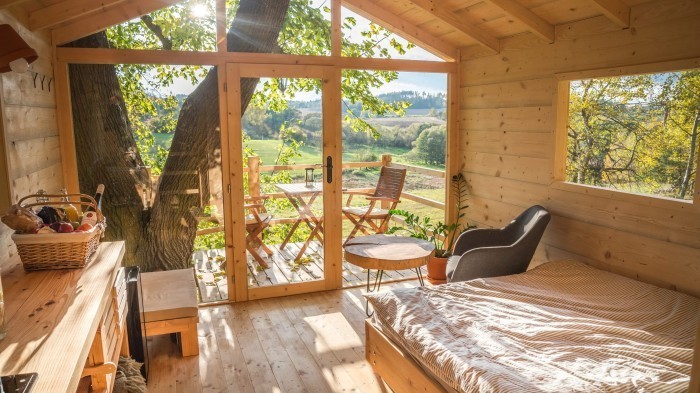 Treehouse s koupacím sudem na Vysočině inspirovaný stromovým barem na Filipínách