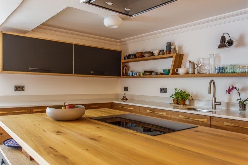 Součástí kuchyňského ostrůvku je i indukční varná deska 