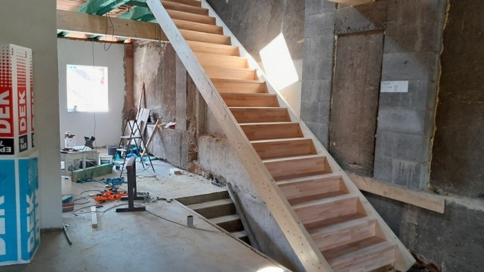 Dřevěné schodiště svépomocí
