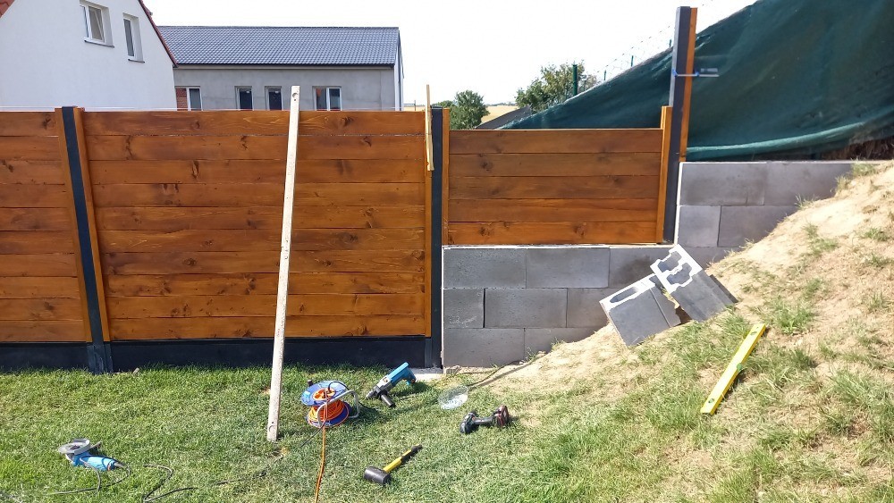 Dřevěný plot ve svahu svépomocí – postup