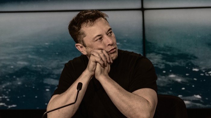 Nejbohatší muž světa bydlí v 35 metrovém tiny housu. Inspiroval již statisíce lidí