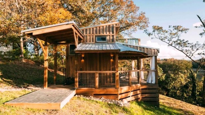 Sympatický pár postavil domek za minimální náklady, nyní jim sám vydělává peníze