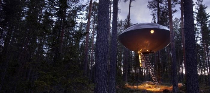 Dům na stromě ve tvaru ufo