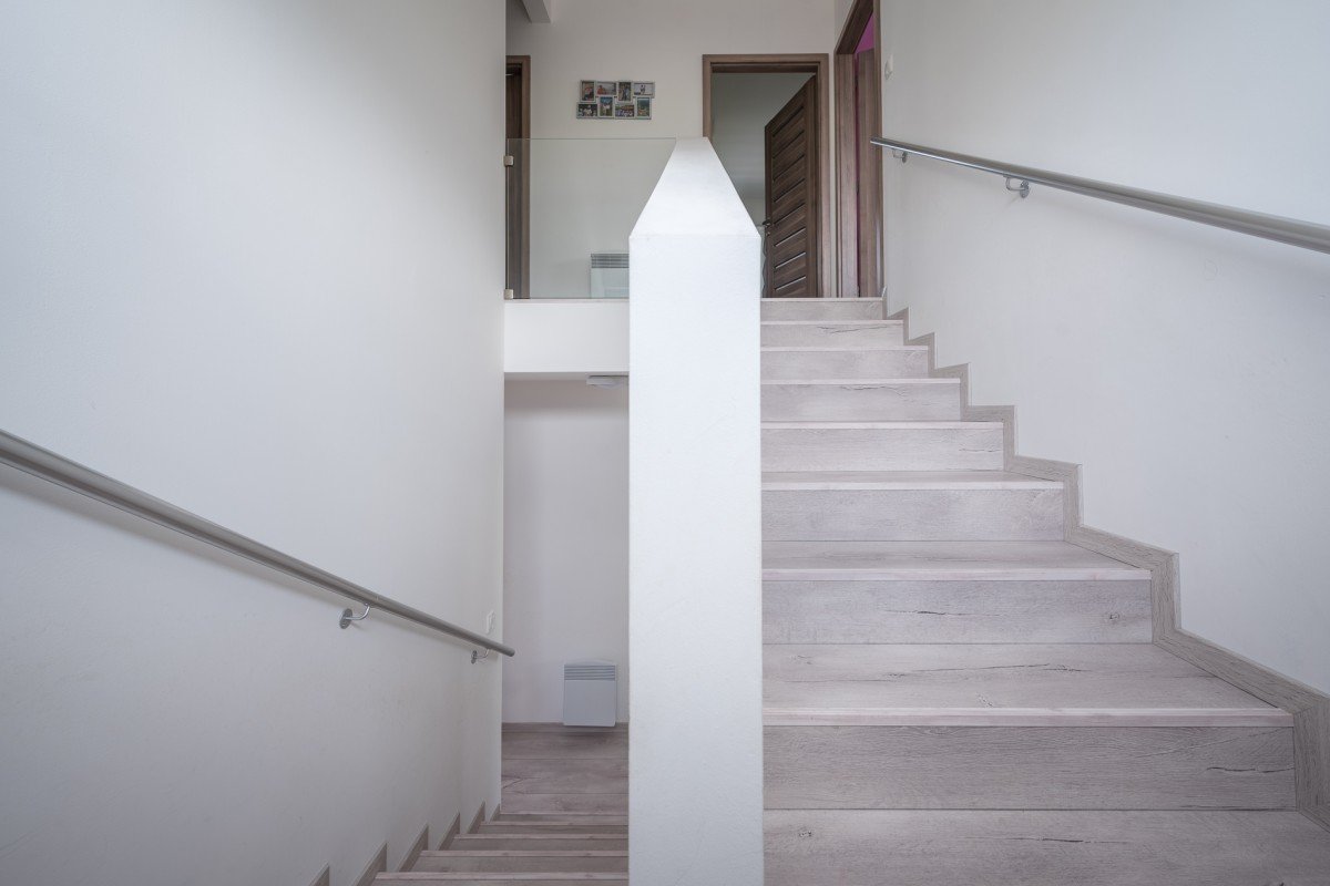 Dřevěné moderní schodiště v rodinném domě 5+kk