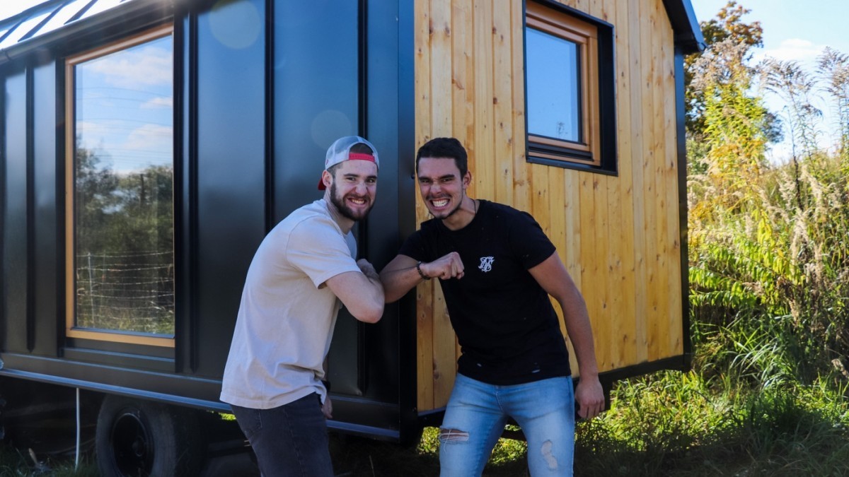 David a Ondřej přestavují cirkusáckou maringotku na moderní tiny house