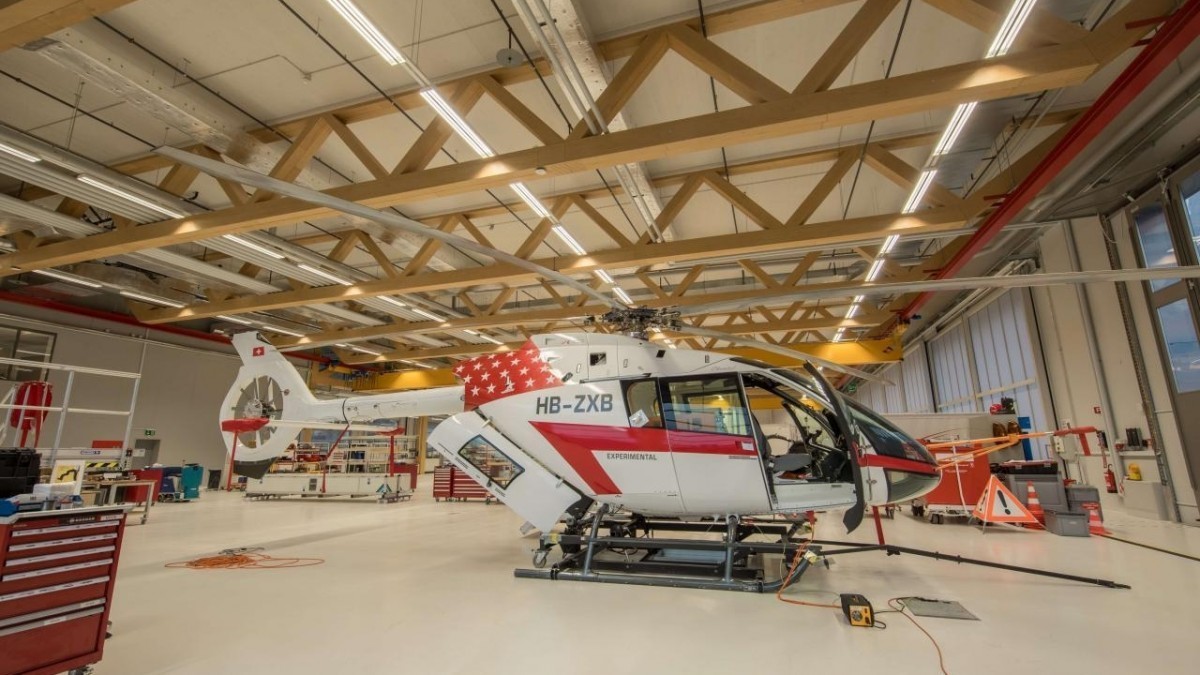 Výrobnu helikoptér postavili ze dřeva. Navzdory požadavkům majitele ušetřili