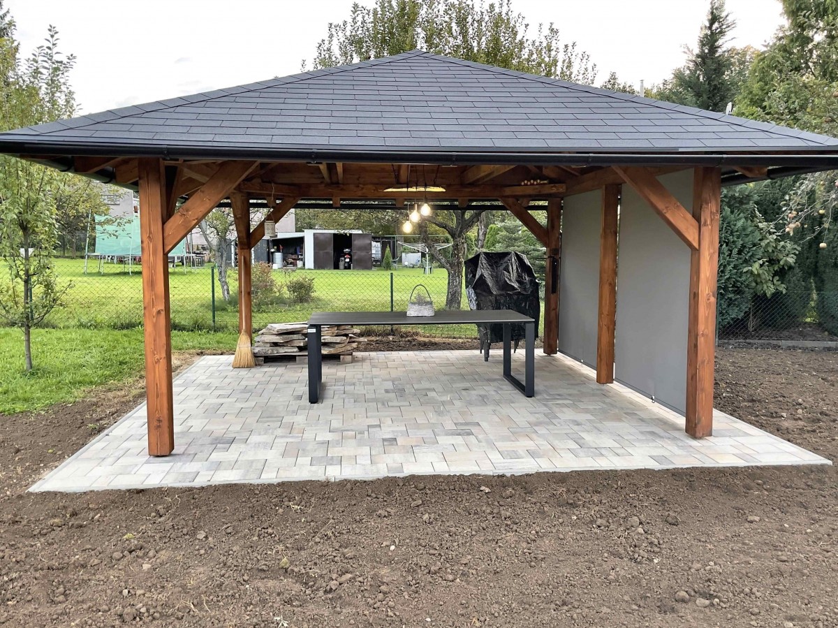 Dřevěná pergola a moderní venkovní kuchyně