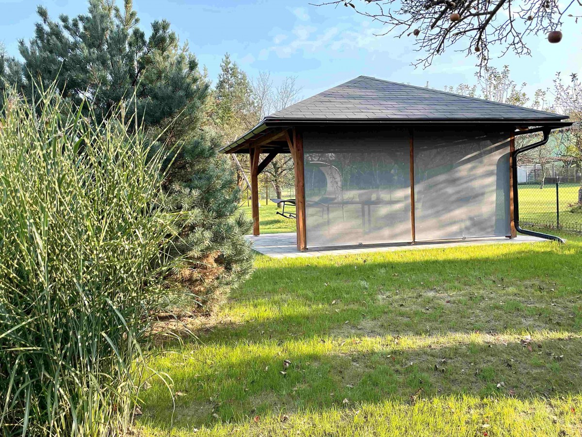 Dřevěná pergola a moderní venkovní kuchyně
