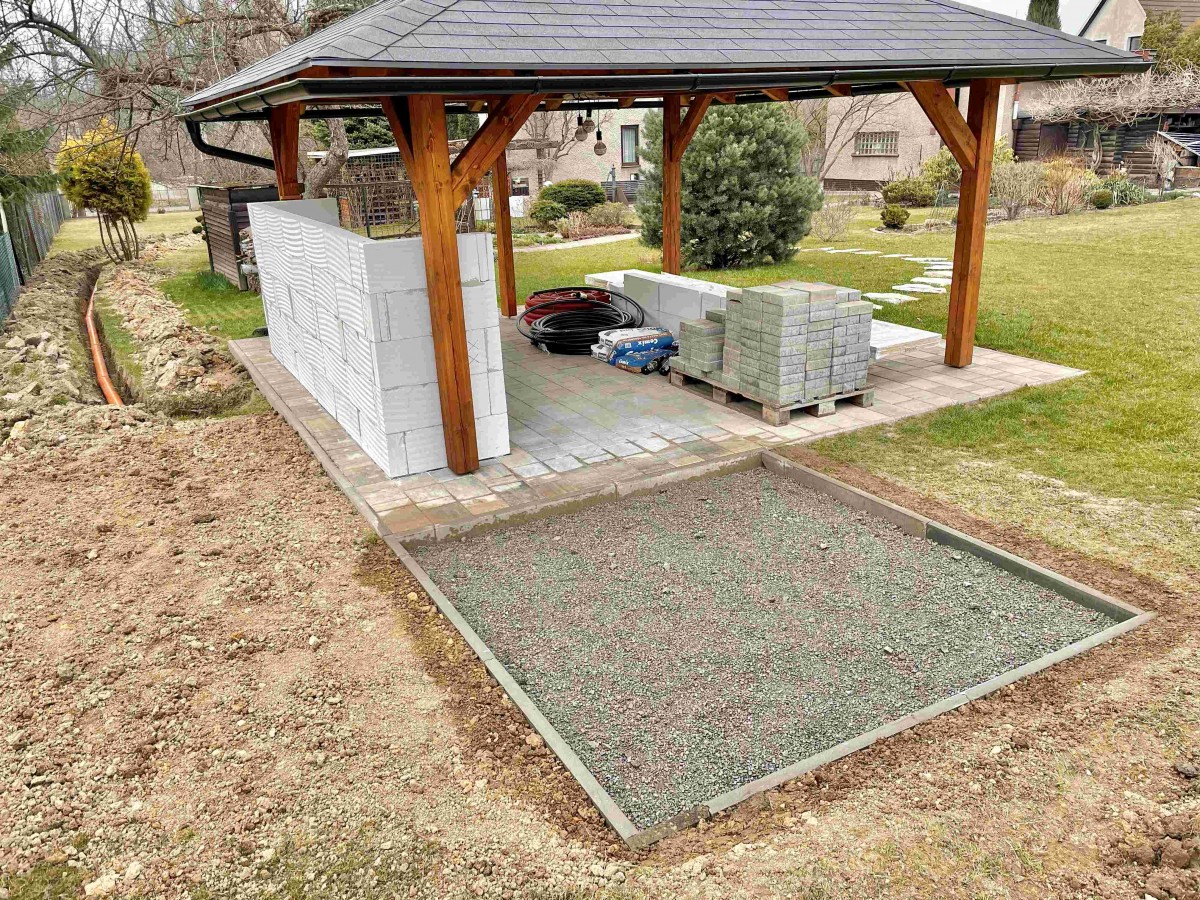 Dřevěná pergola a moderní venkovní kuchyně