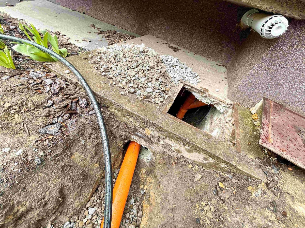 Dřevěná pergola a moderní venkovní kuchyně