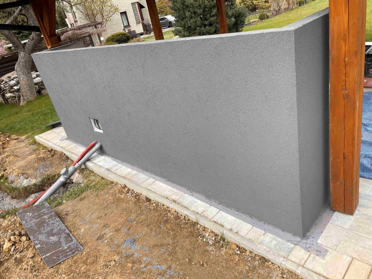 Dřevěná pergola a moderní venkovní kuchyně