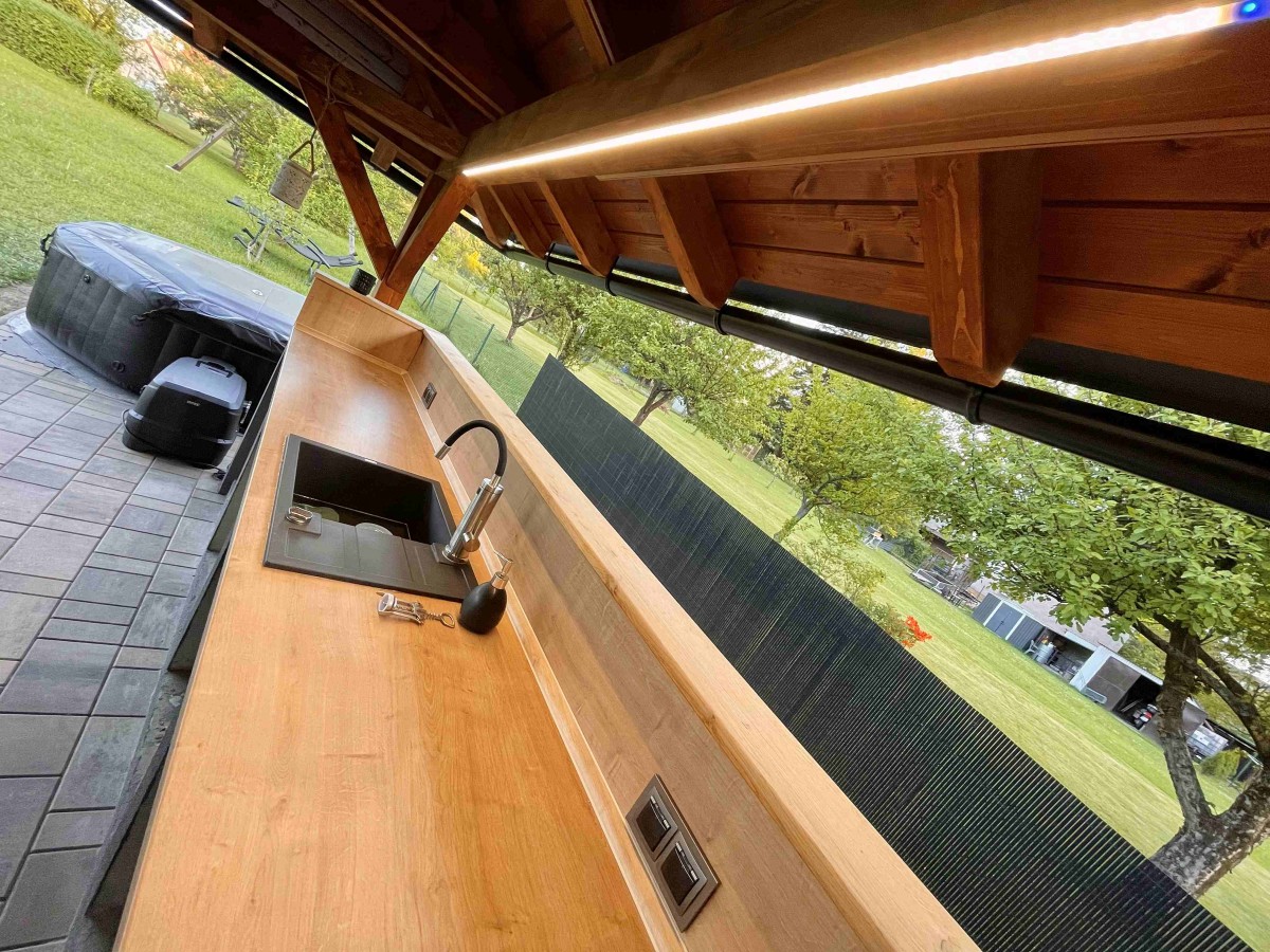 Dřevěná pergola a moderní venkovní kuchyně