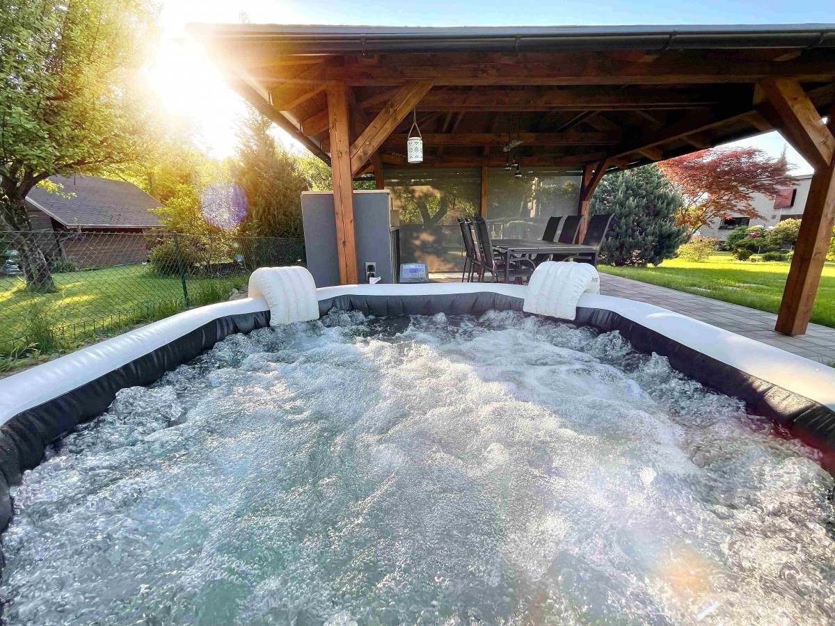 Dřevěná pergola a moderní venkovní kuchyně