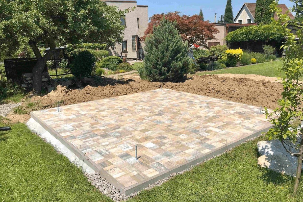 Dřevěná pergola a moderní venkovní kuchyně